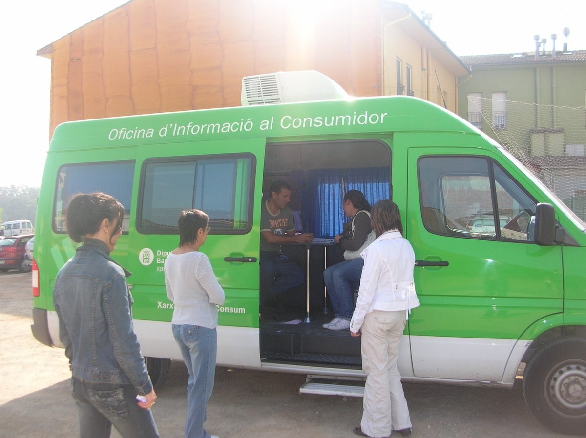 Visita de la unitat mòbil d'informació al consumidor de la Diputació de Barcelona.