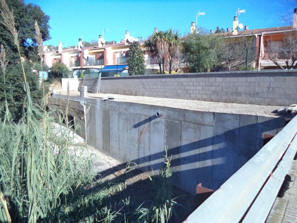  Acabades les obres de reconstrucció d'un tram del mur de la Riera de Santa Susanna davant dels habitatges de la Rambla del Montnegre         .