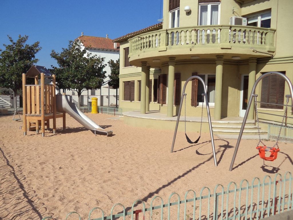  Comencen els treballs de millora dels parcs infantils de Santa Susanna          .