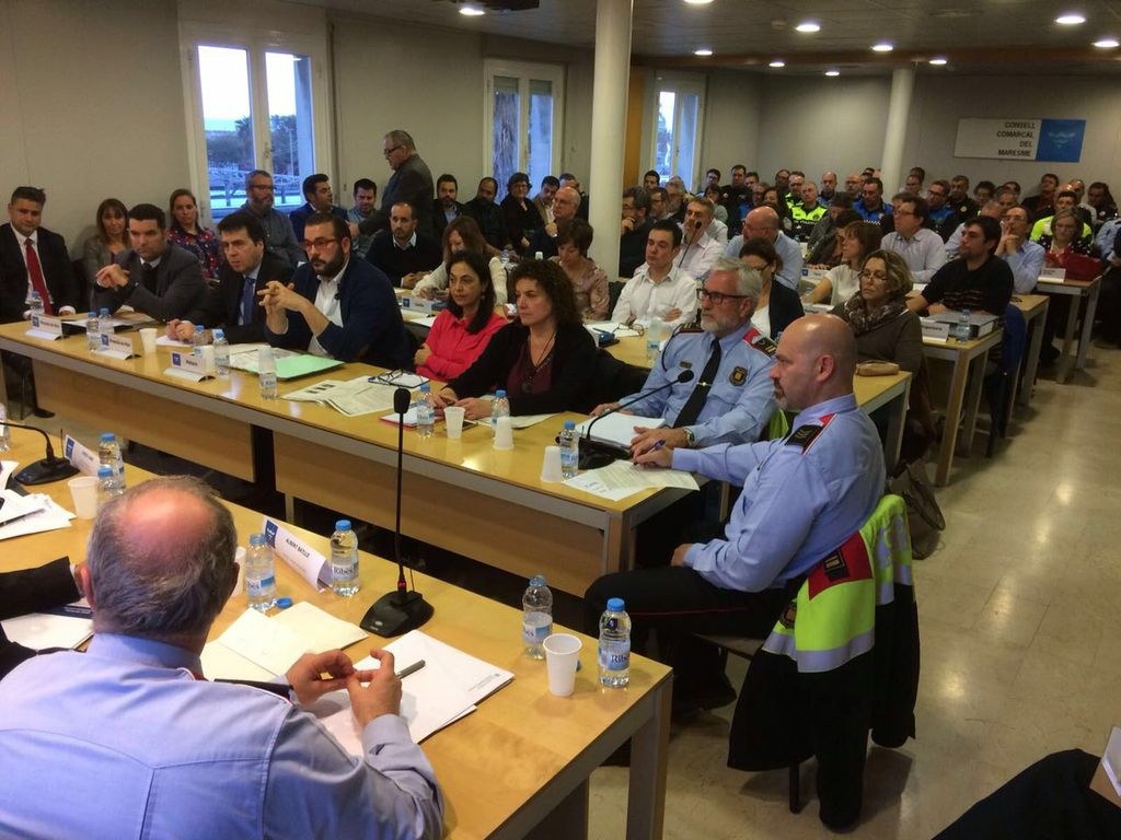  Els alcaldes del Maresme reclamen més mossos al conseller d'Interior          .