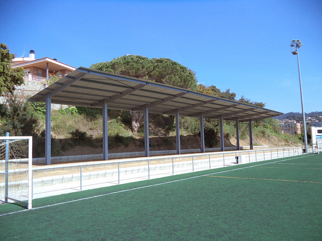  Finalitza la construcció d'una marquesina al camp de futbol de Santa Susanna         .