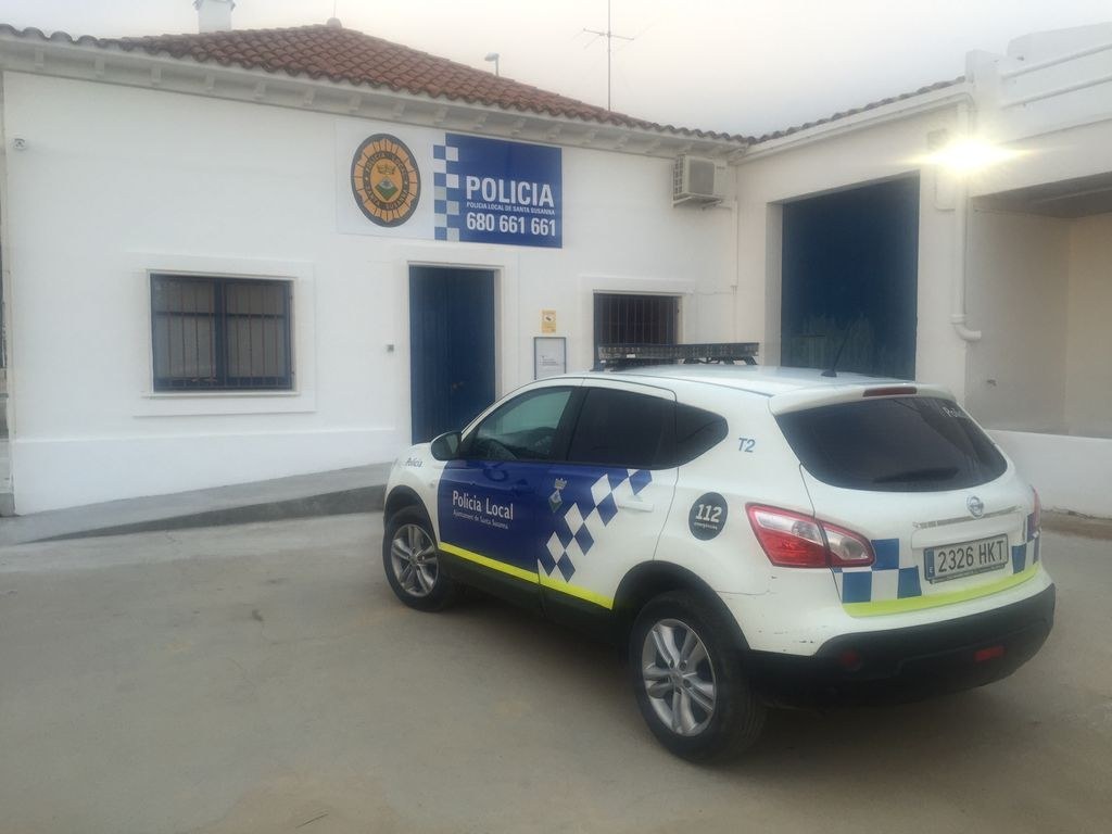  La Policia Local de Santa Susanna assisteix un part a la via pública         .