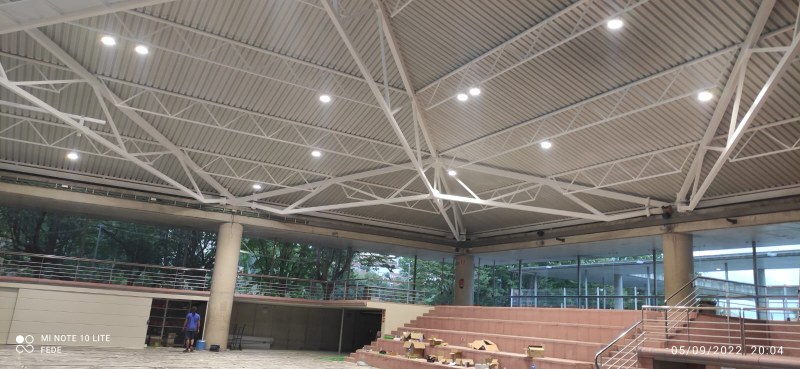 220906_-_Proyectores_montados_pista_3.jpg