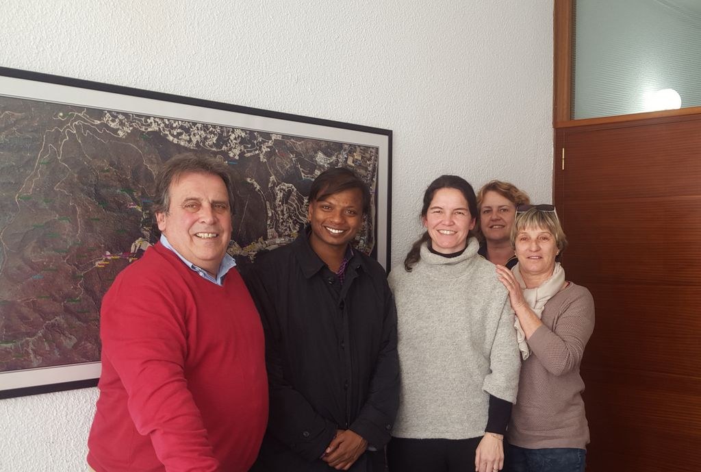  Representants de la Fundació Vicente Ferrer presenten el projecte 'Maresme Solidari' a l'Ajuntament de Santa Susanna          .