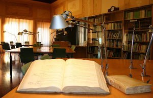  Signatura de la cessió en comodat dels fons històrics municipals a l'Arxiu Comarcal del Maresme         .