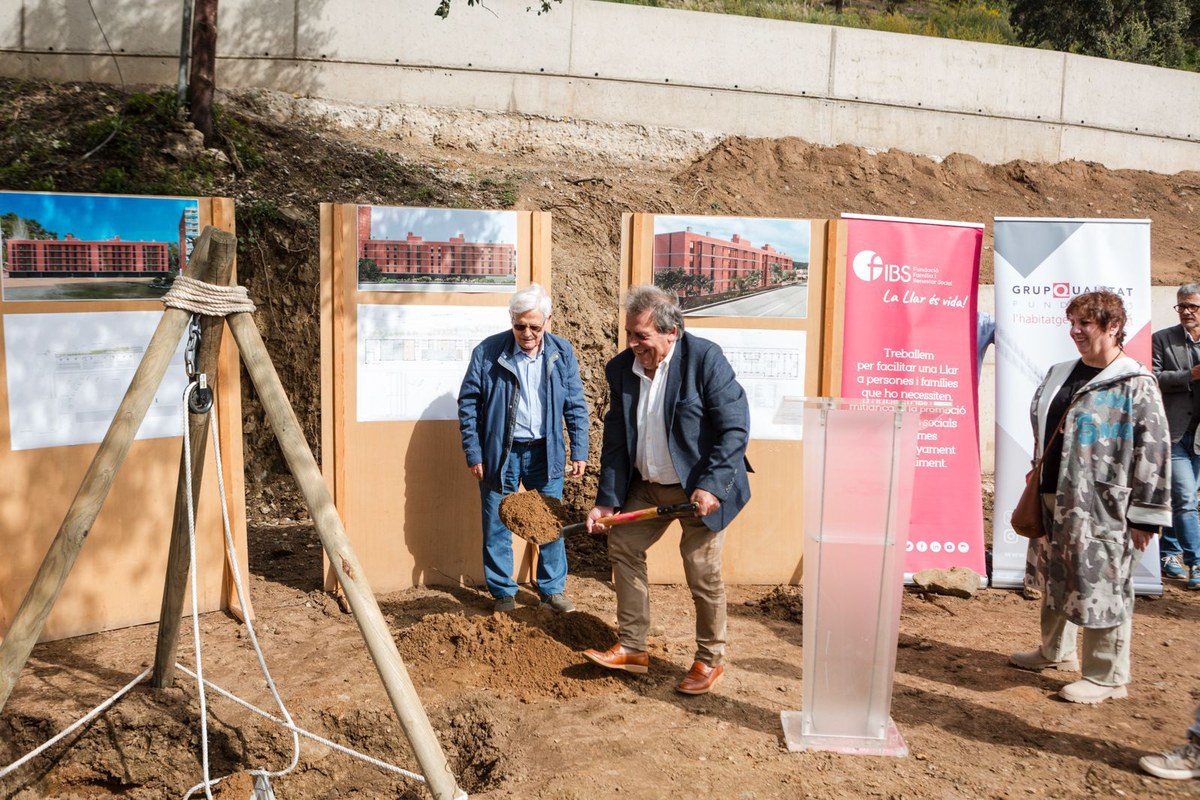 L'alcalde Campolier posa la primera pedra dels 36 pisos de lloguer assequible que es construiran a La Vall.