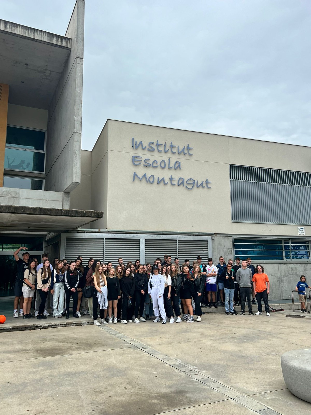 66 estudiants polonesos visiten el poble i intercanvien experiències amb els alumnes de l'institut Escola Montagut.