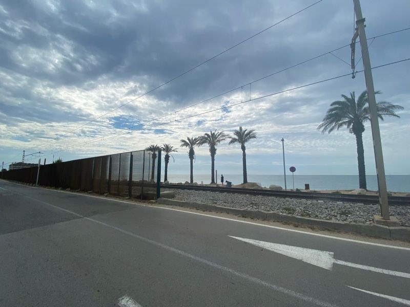 Adif licita l'obra per posar 2.085 metres de tanca a Santa Susanna que impedeixi creuar la via del tren.