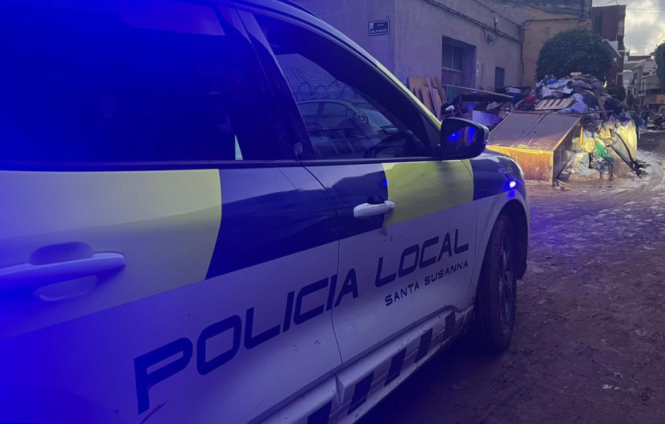 Agents de la Policia de Santa Susanna van a Sedaví per a ajudar en un dels municipis més afectats per la DANA.