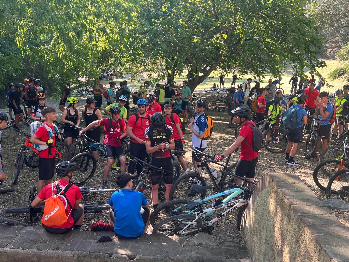 Alumnes de 6 instituts de Catalunya fan a Santa Susanna les proves curriculars de Guia en el Medi Natural i de Temps de Lleure.