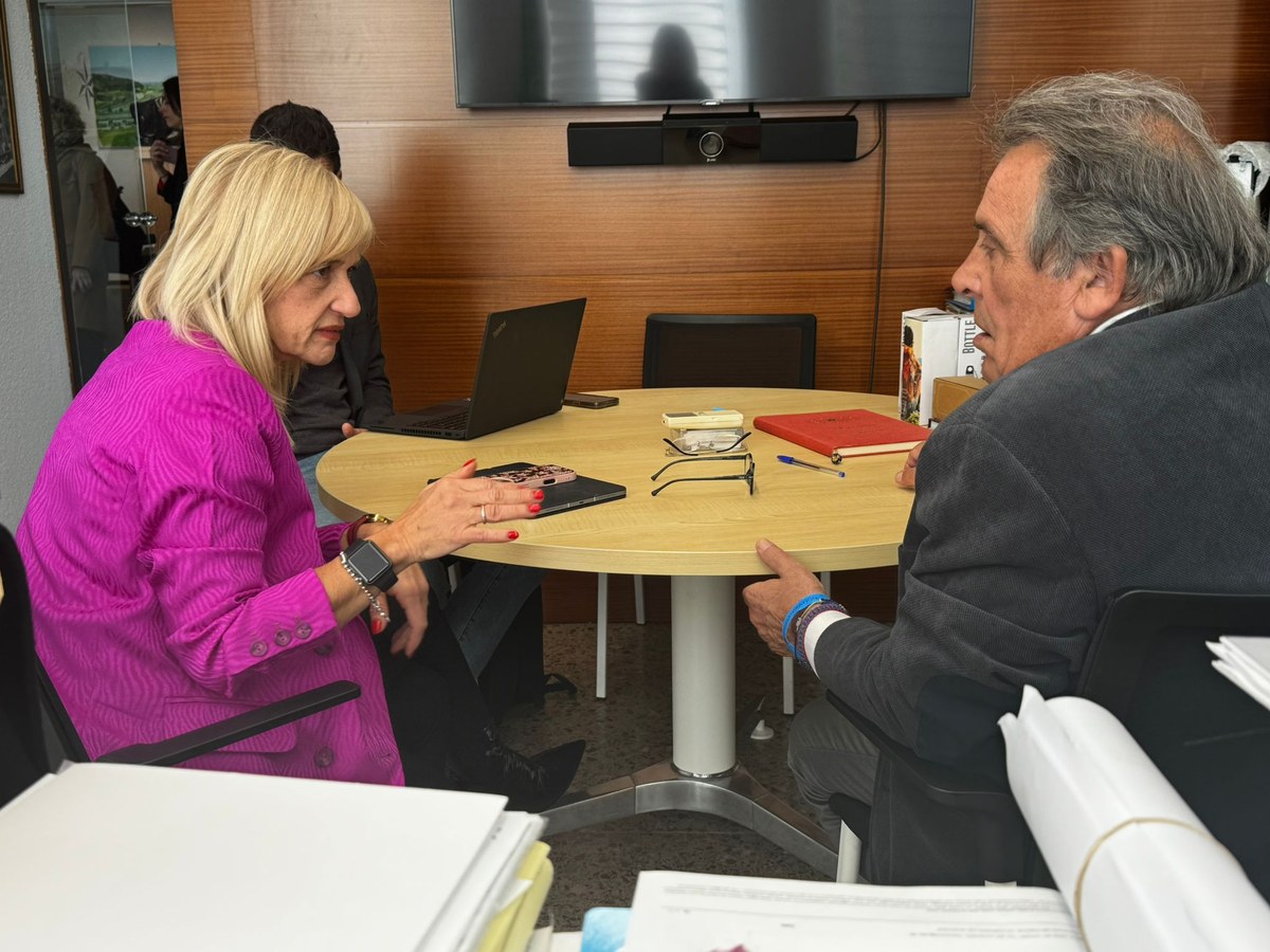 Campolier demana a la delegada de la Generalitat a Barcelona imaginació per resoldre les servituds d’un poble petit amb responsabilitats de ciutat.