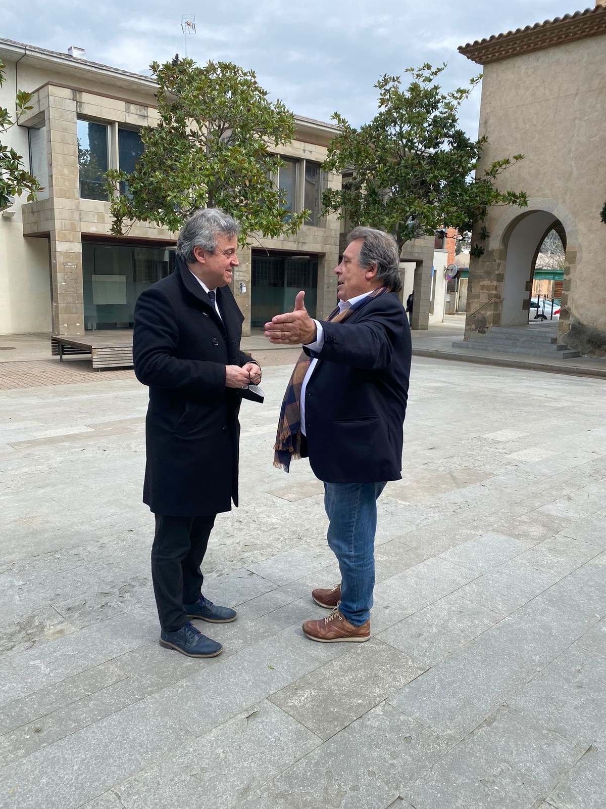 Campolier explica al delegat de la Generalitat els projectes i reclamacions de Santa Susanna.