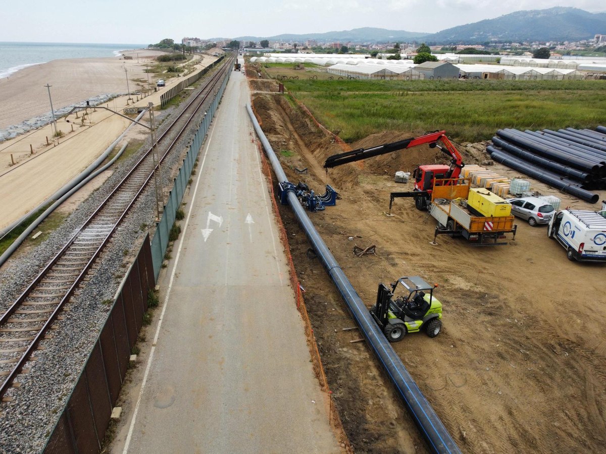 El Consell Comarcal del Maresme trasllada el col·lector d’aigües residuals de la platja al camí de la Via per evitar que un nou temporal provoqui un desastre ecològic.