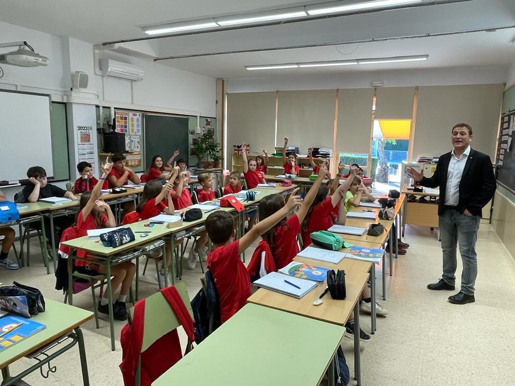 El Director de Serveis Territorials d'Ensenyament de la Generalitat, Simó López, visita els centres educatius de Santa Susanna.