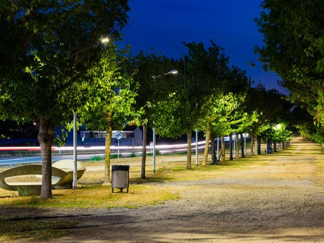 El passeig que connecta amb Pineda de Mar pren vida a la nit.