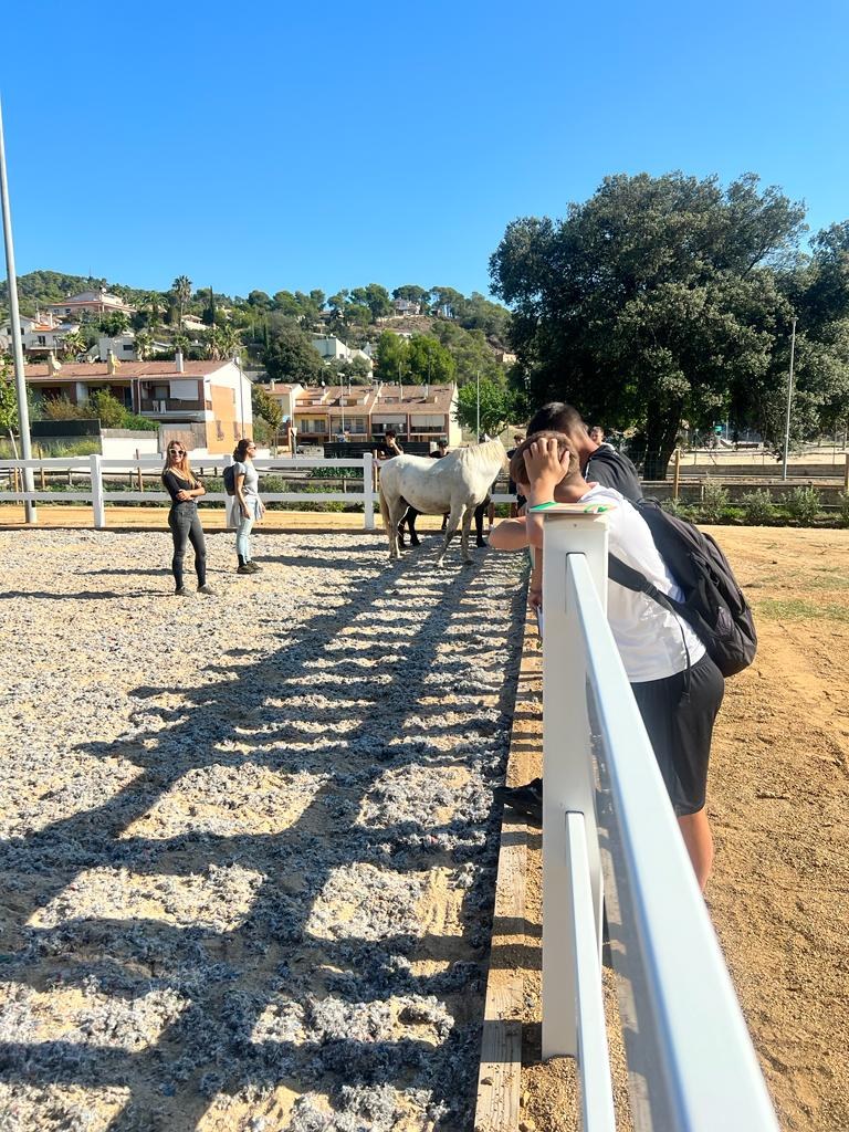 Els 165 alumnes de l'Institut Eqüestre Santa Susanna inicien el curs 23/24 i estrenen les noves instal·lacions.
