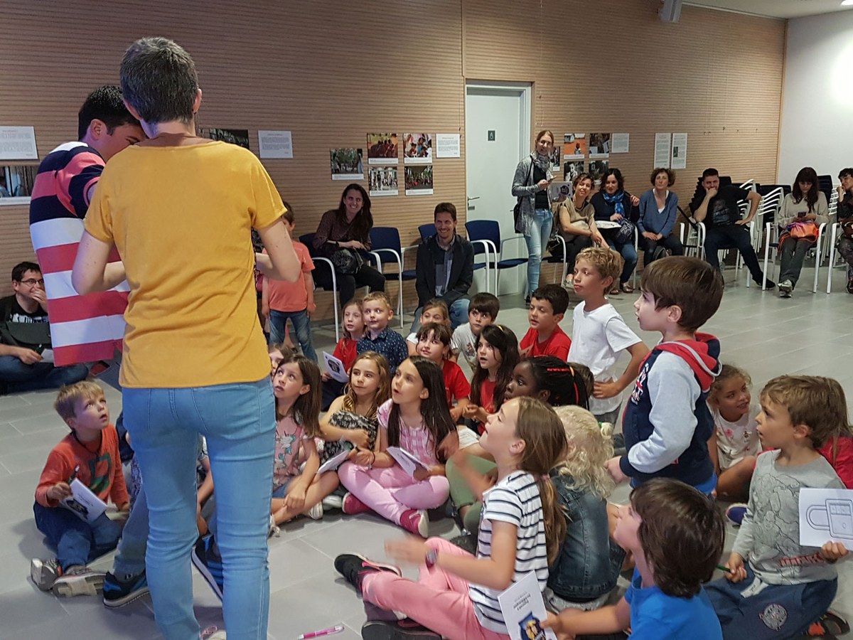 Els nens i les nenes de Santa Susanna i les seves famílies acullen amb entusiasme la Súpernit de les Biblioteques.