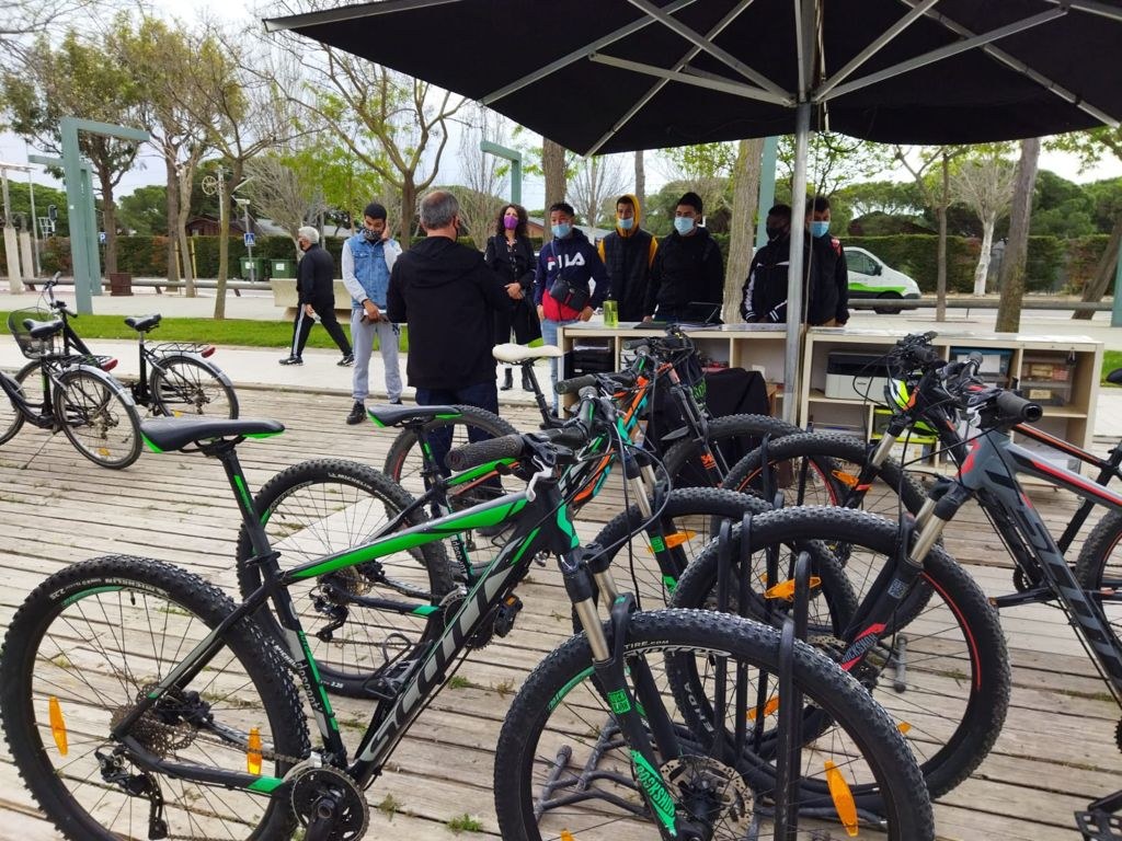 Els nois del projecte Fem Cadena descobreixen com és una destinació esportiva de ciclisme a Santa Susanna.