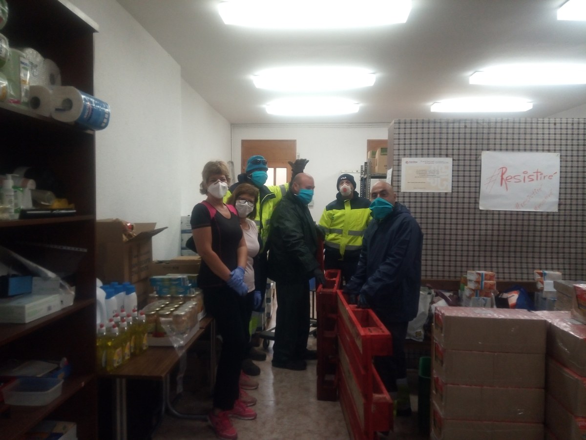 La Brigada Municipal ajuda a Càrites a descarregar 1.200 quilos d'aliments.
