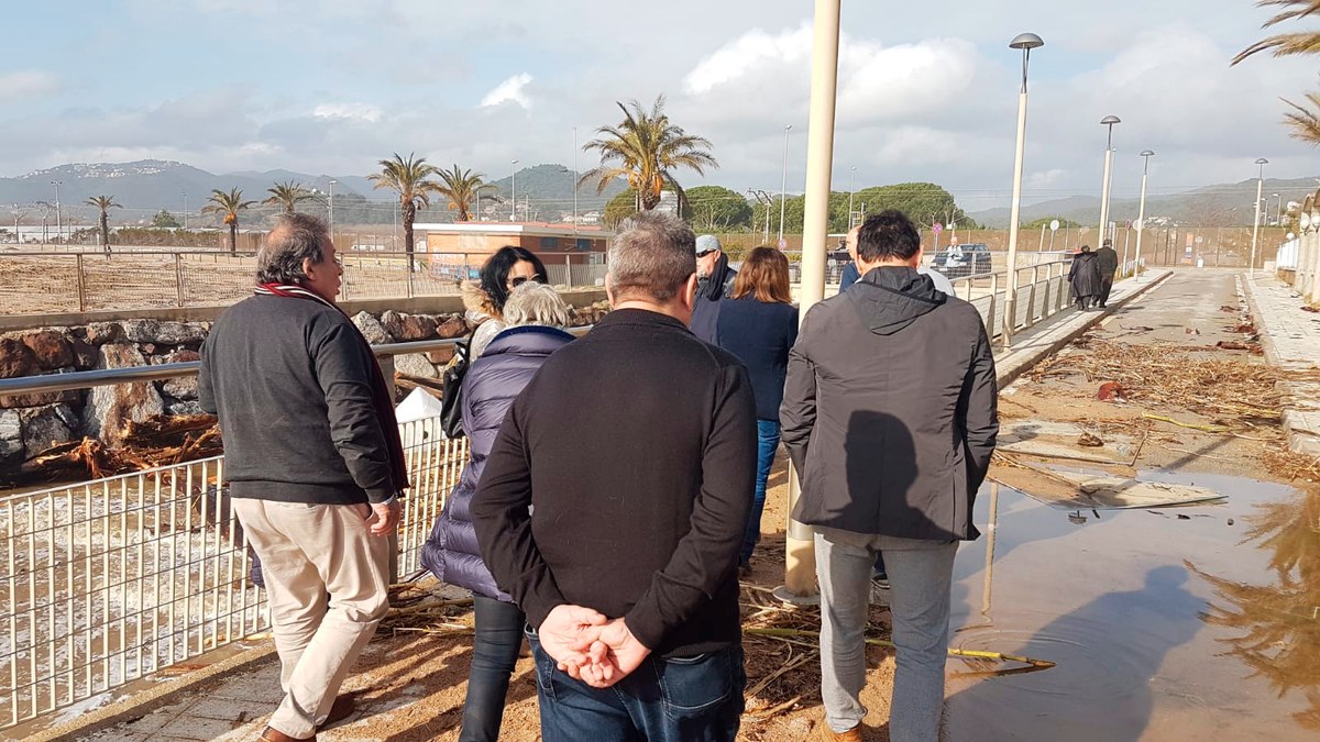 La consellera Budó i l'alcalde inspeccionen l'estat de la platja després de la llevantada.