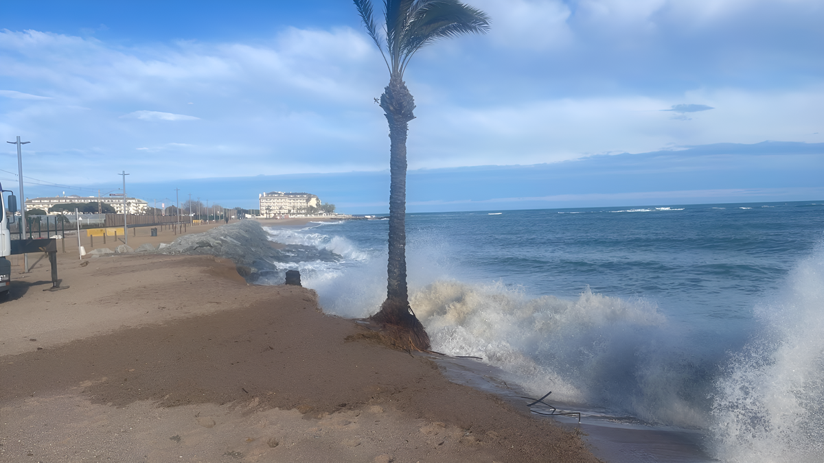 La nova escullera de la Platja de les Dunes planta cara al temporal i manté intacte el passeig marítim.