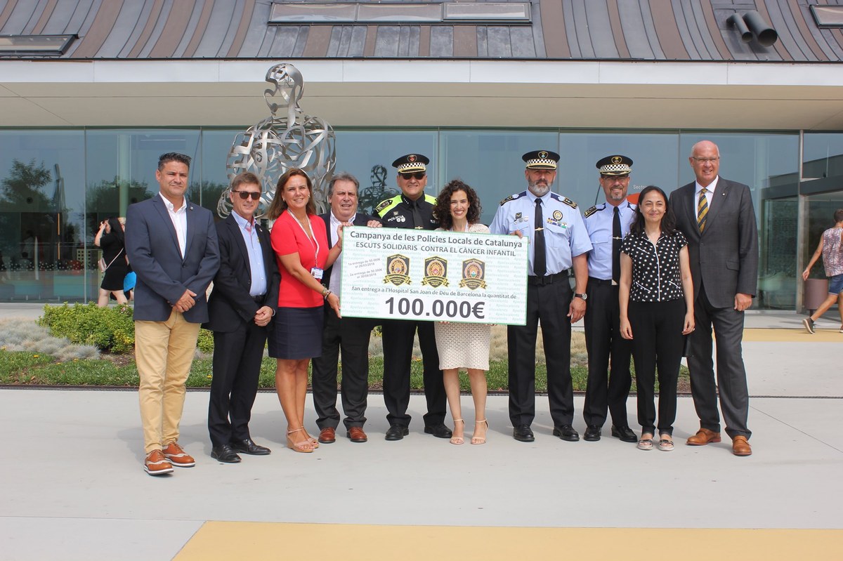 La Policia Local de Santa Susanna participa en el lliurament d'un xec de 100.000 € a l'Hospital Sant Joan de Déu de Barcelona.