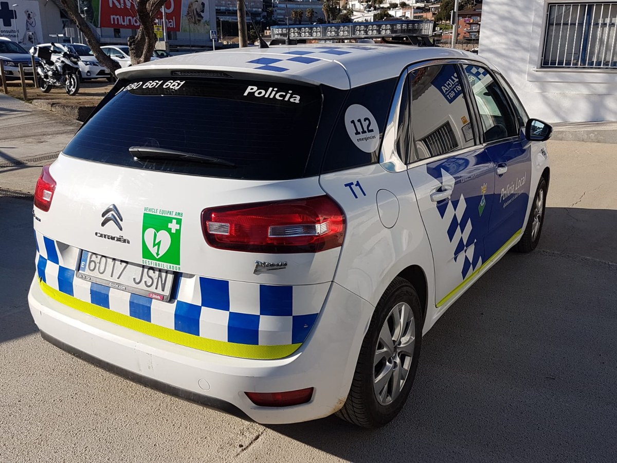 La Policia Local incorpora desfibril·ladors a la comissaria i a dos dels seus vehicles .