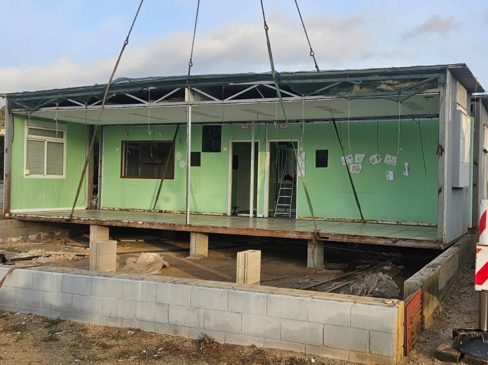 La retirada dels mòduls del menjador de l'Escola Santa Susanna és el primer pas per renovar les instal·lacions.