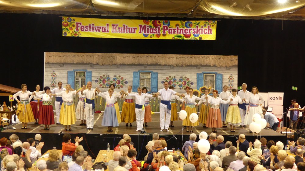 L'actuació de Ballem posa dempeus el públic del Festival Cultural de les Viles Agermanades de Konin                                                   .