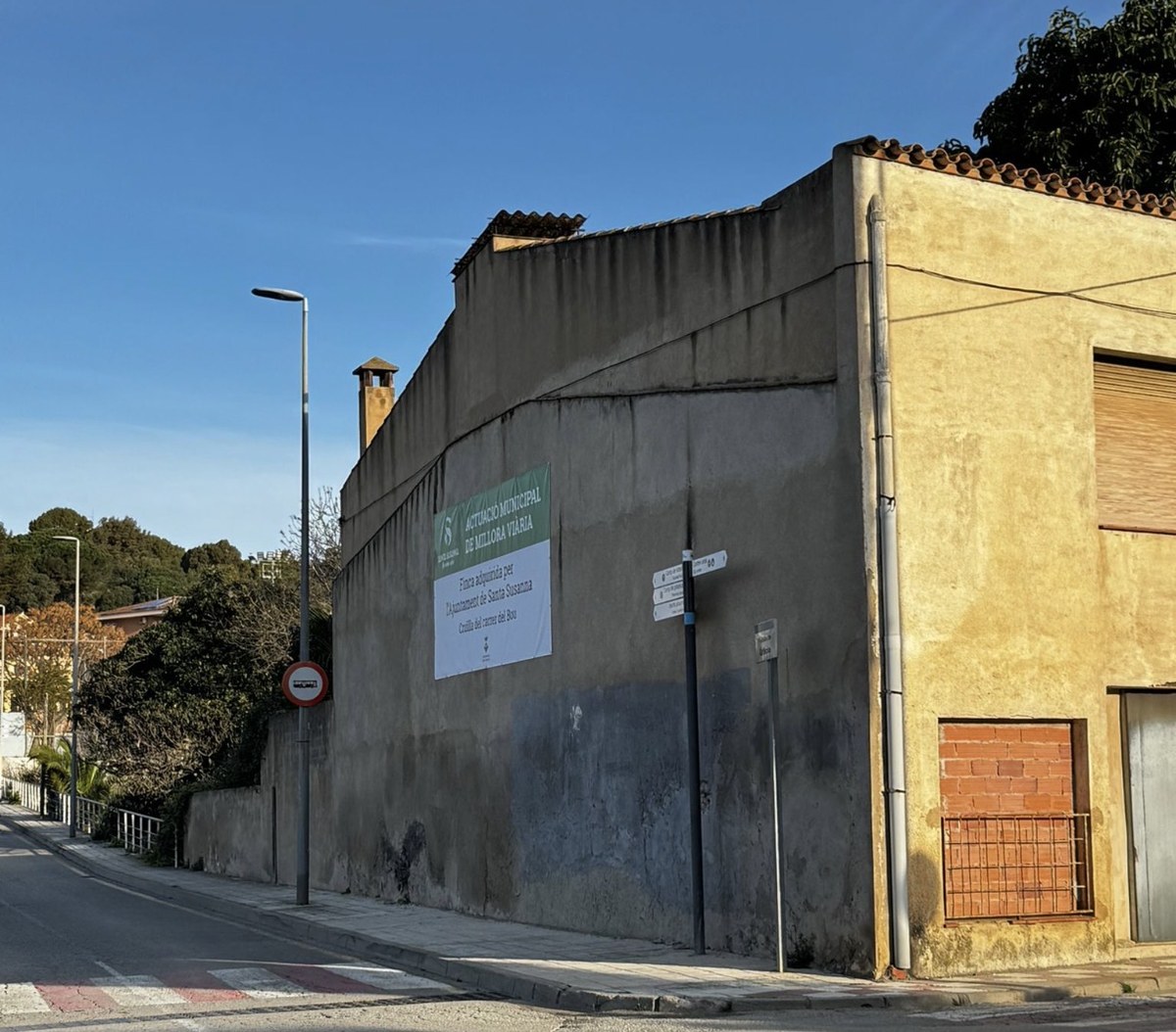 L’Ajuntament compra la finca del carrer del Bou amb Pujada de Gràcia perquè la cruïlla tingui més visibilitat i amplitud i guanyi en seguretat.