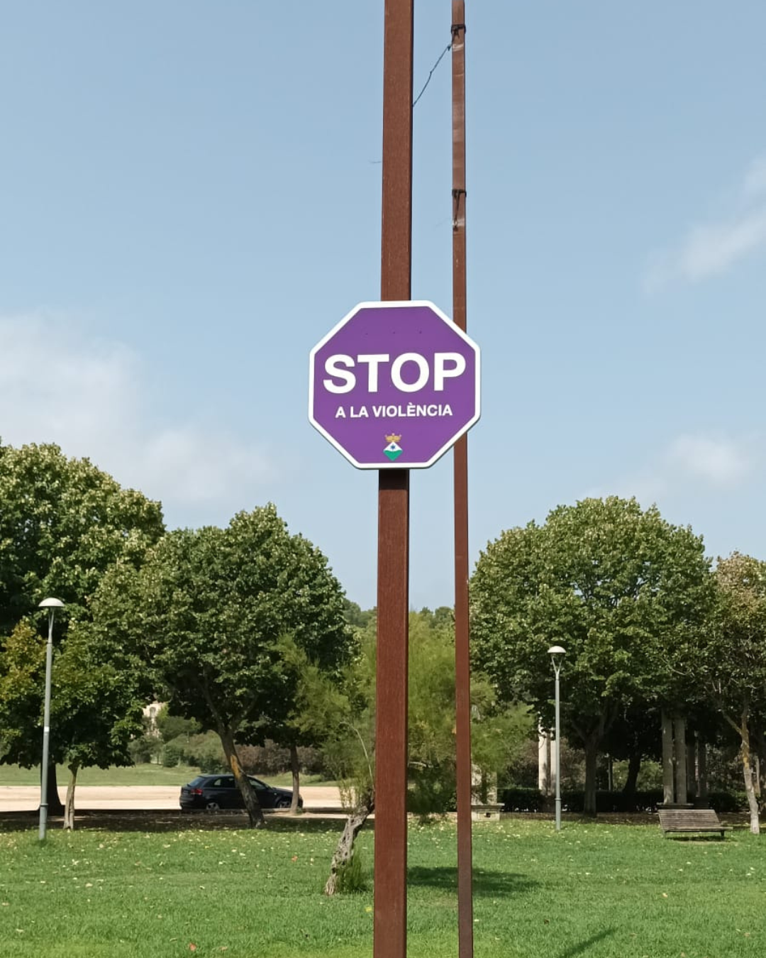L’Ajuntament  ha col·locat senyals visibles en diferents punts del municipi amb el missatge “Municipi contra la violència masclista”..