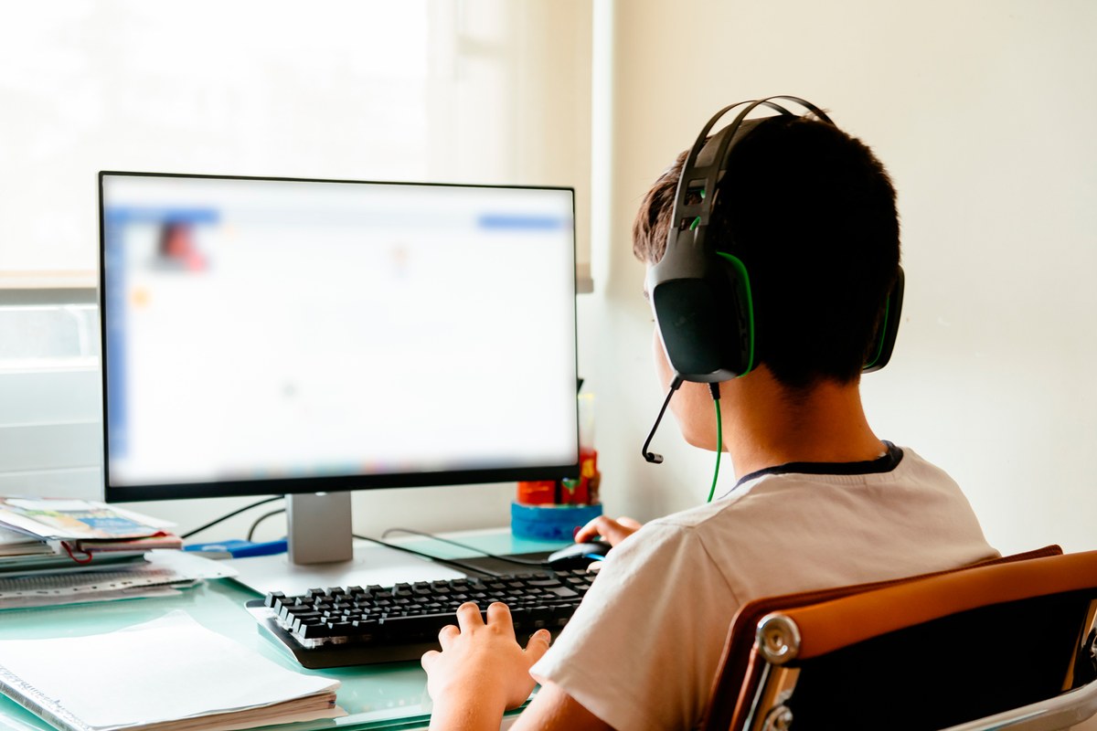 L'Ajuntament reparteix ordinadors i connexió a Internet perquè els alumnes puguin fer classes via telemàtica.