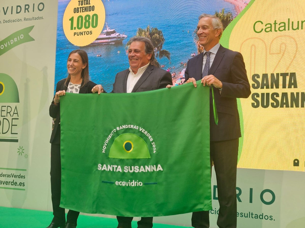 L'Alcalde Joan Campolier recull la Bandera Verda d'Ecovidrio en reconeixement del treball i la implicació de l'hostaleria en el reciclatge del vidre a Santa Susanna.