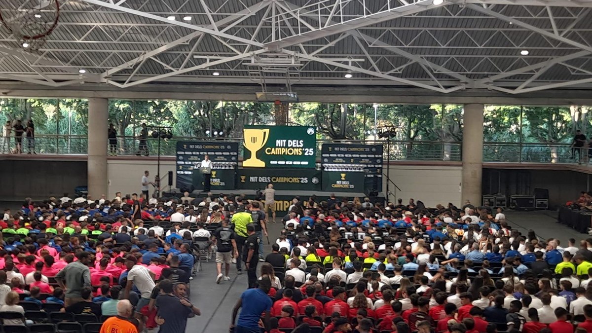 L’Aleví A masculí de la lliga lúdica de futbol recull la copa durant la Nit dels Campions que es fa a Santa Susanna.