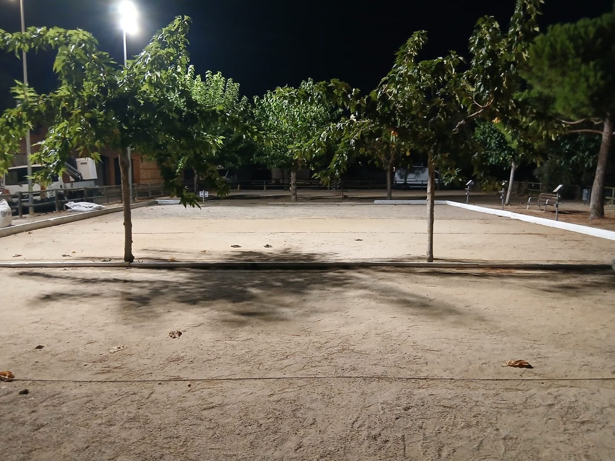 Les pistes de petanca de Santa Susanna estrenen 10 projectors de llum led que serveixen per il·luminar molt millor l’espai.