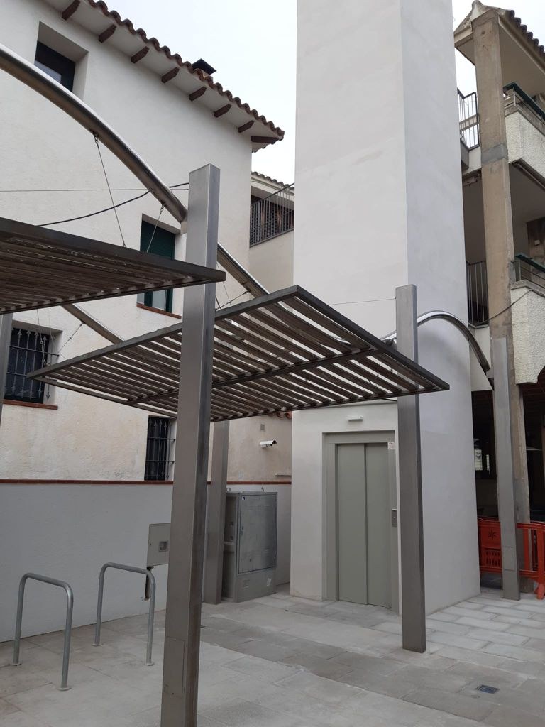 L'esperat ascensor del local social de la plaça Catalunya ja és una realitat.