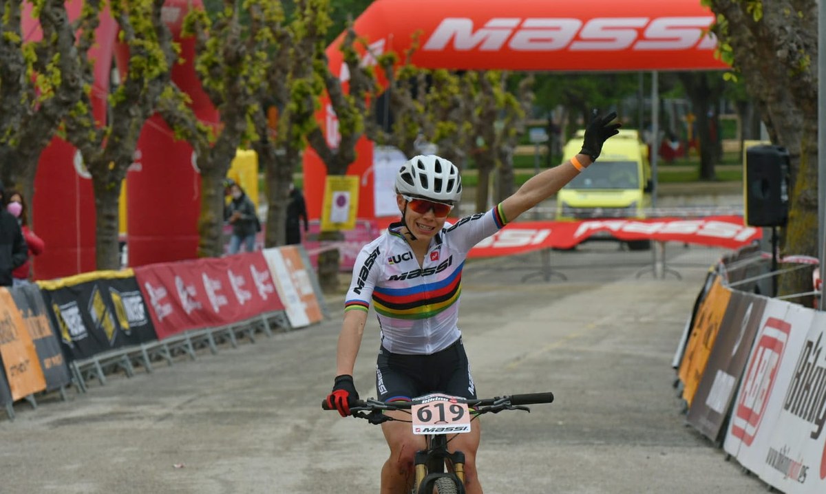 Loana Lecomte guanya a la continental Super Cup Massi de Santa Susanna .