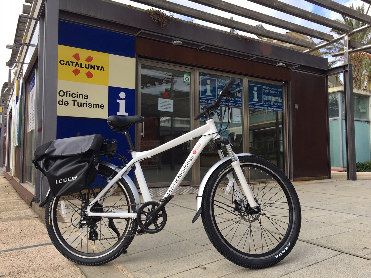 L'Oficina de Turisme incorpora una bici elèctrica com a mitjà de transport del servei .