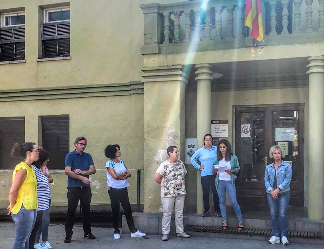 Minut de silenci en senyal de dol pel feminicidi de Viladecans (Baix Llobregat).