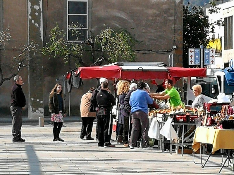 Producte collit a casa, de qualitat i de confiança al mercat dels dissabtes .
