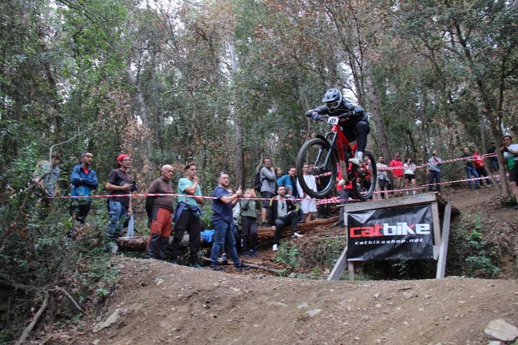 Santa Susanna acull la III edició del Catbike Enduro Maresme que reuneix a 185 ciclistes .