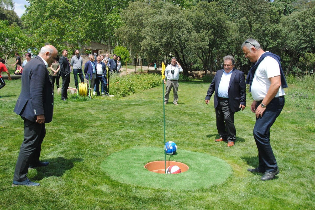 Santa Susanna aposta pel turisme familiar inaugurant el camp de futbolgolf de Can Rosich.