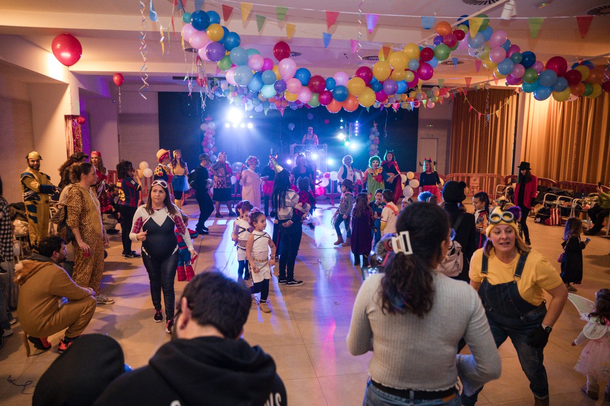 Santa Susanna es va omplir de màgia, color i somriures per Carnestoltes.