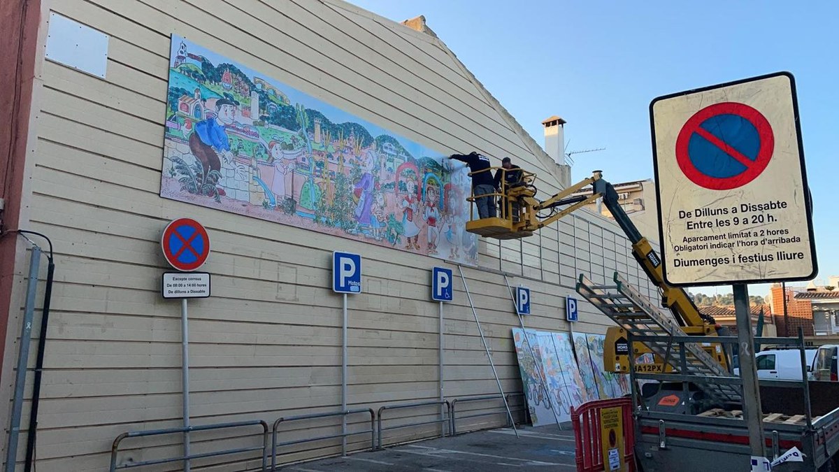 Santa Susanna estrena un mural de Pilarín Bayés amb els llocs emblemàtics del poble.