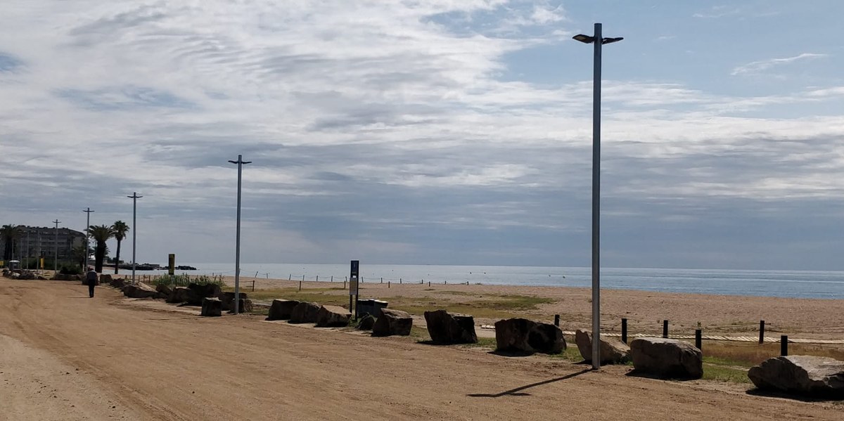 Santa Susanna il·lumina la platja de les Dunes amb 75 punts de llum.