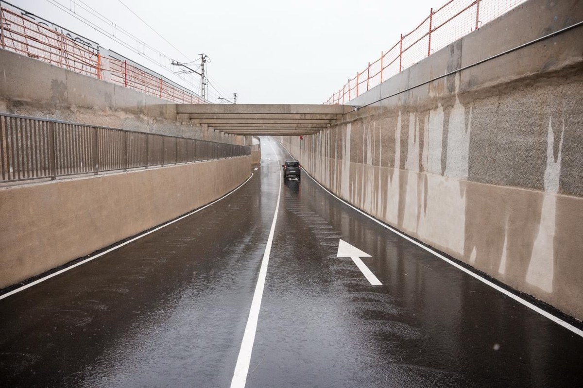 Santa Susanna obre el camí de la Via que estrena asfaltat i il·luminació per garantir la seguretat de vianants i conductors.