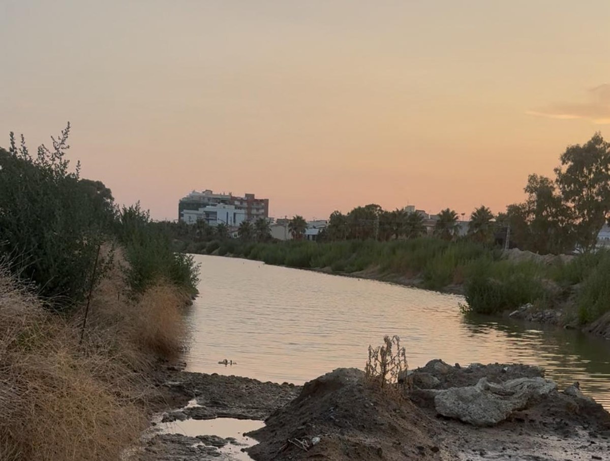 Santa Susanna tanca el sobreeixidor que aboca al mar l’excedent d’aigua de l’obra del pas subterrani perquè el nivell de la bassa ha baixat molt.