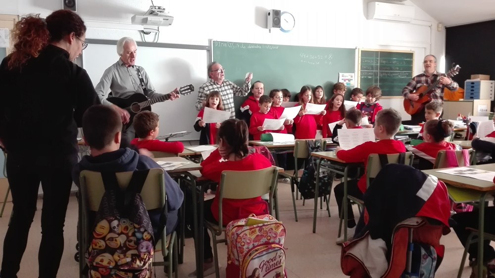 Taller d'havaneres a l'Escola Santa Susanna per recordar les arrels.