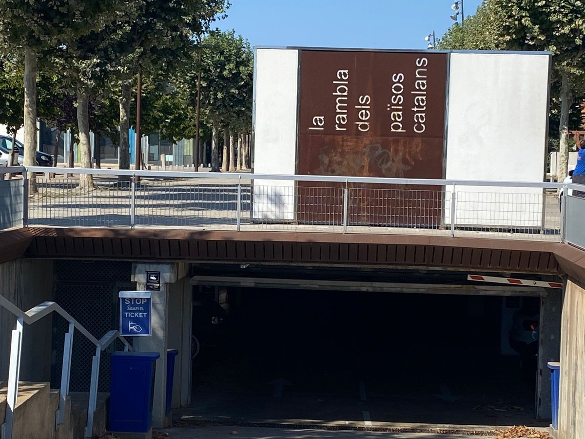 Tancament del pàrquing de l'avinguda Països Catalans.