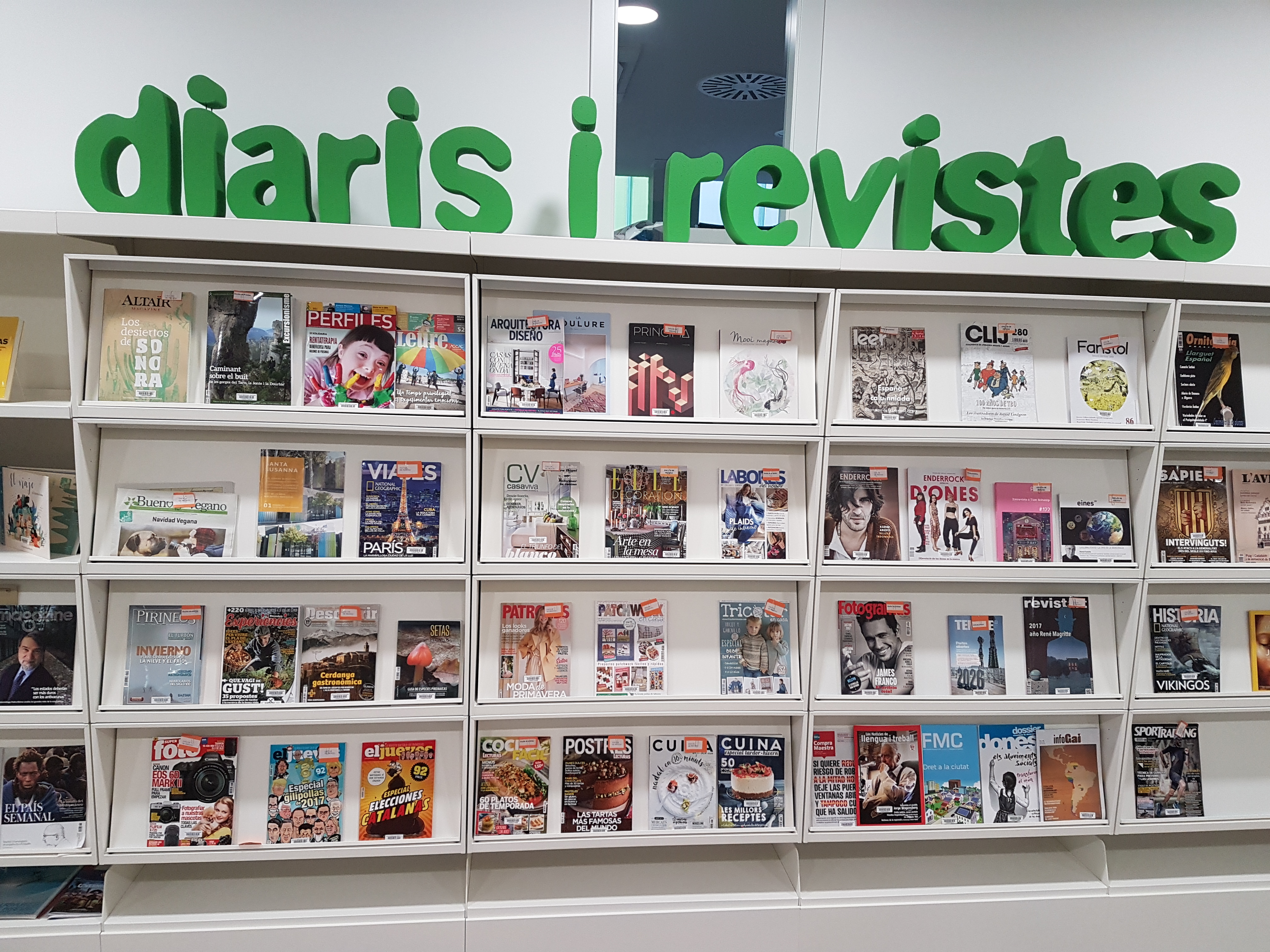 Estants de diaris i revistes 